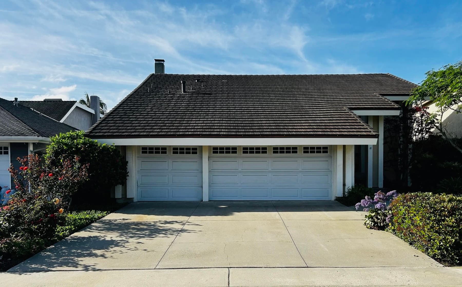 Freshly washed Orange County home exterior with clean driveway by Sea Spray Pros